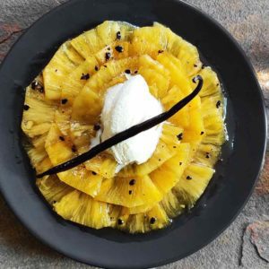 Réalisez Ce Carpaccio D'ananas Accompagné De Glace à La Vanille, Sublimé Par Le Meilleur Rhum Arrangé Suisse, Une Création Artisanale à La Vanille. Un Dessert Simple Et Facile Qui Vous Transporte Dans Un Voyage Gustatif Envoûtant.