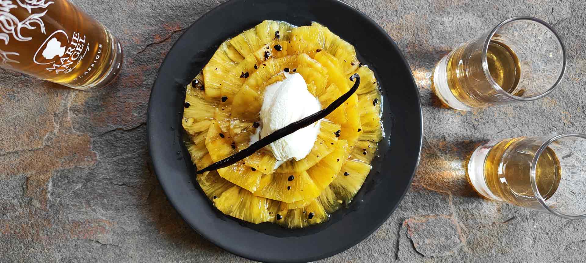 Réalisez ce carpaccio d'ananas accompagné de glace à la vanille, sublimé par le meilleur rhum arrangé suisse, une création artisanale à la vanille. Un dessert simple et facile qui vous transporte dans un voyage gustatif envoûtant.