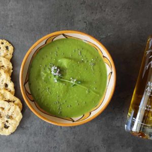 Essayez Cette Recette Simple Et Facile De Velouté De Petits Pois, Accompagnée De Chips Faites Maison. Sublimez Votre Apéro Avec Le Meilleur Rhum Arrangé Suisse, Une Fusion Artisanale De Thym Et De Citron Vert. Une Entrée Simple Et Délicieuse Qui Promet Un Moment Gustatif Unique
