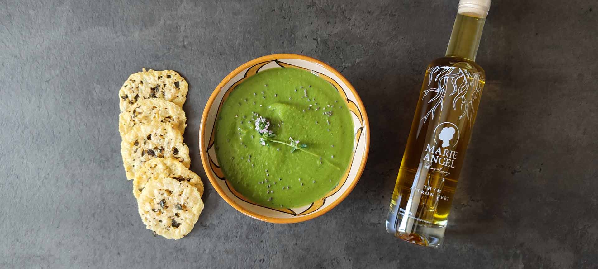 Essayez cette recette simple et facile de velouté de petits pois, accompagnée de chips faites maison. Sublimez votre apéro avec le meilleur rhum arrangé suisse, une fusion artisanale de thym et de citron vert. Une entrée simple et délicieuse qui promet un moment gustatif unique
